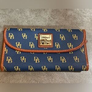 ❤️SOLD❤️ Dooney & Bourke Navy and Yellow Logo Wallet